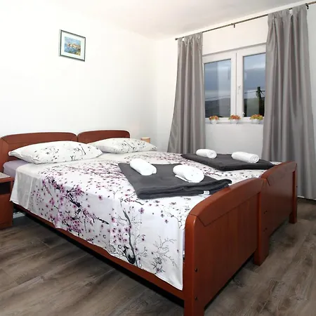 Lejlighed Milenka - Four Bedroom With Terrace *