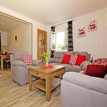 Apartment Milenka - Four Bedroom With Terrace