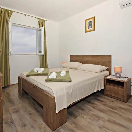 Milenka - Four Bedroom With Terrace Cilipi