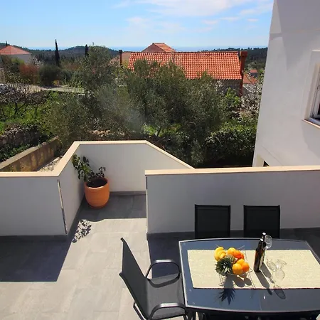 Milenka - Four Bedroom With Terrace Apartament