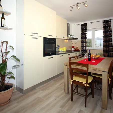 Milenka - Four Bedroom With Terrace Čilipi