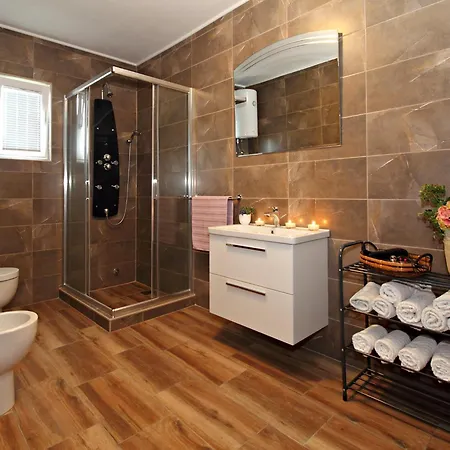 Apartament Milenka - Four Bedroom With Terrace Čilipi