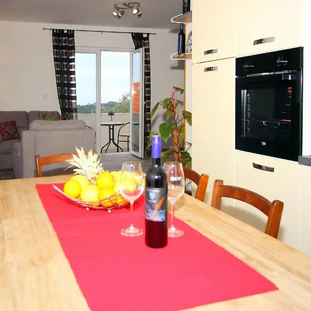 Milenka - Four Bedroom With Terrace